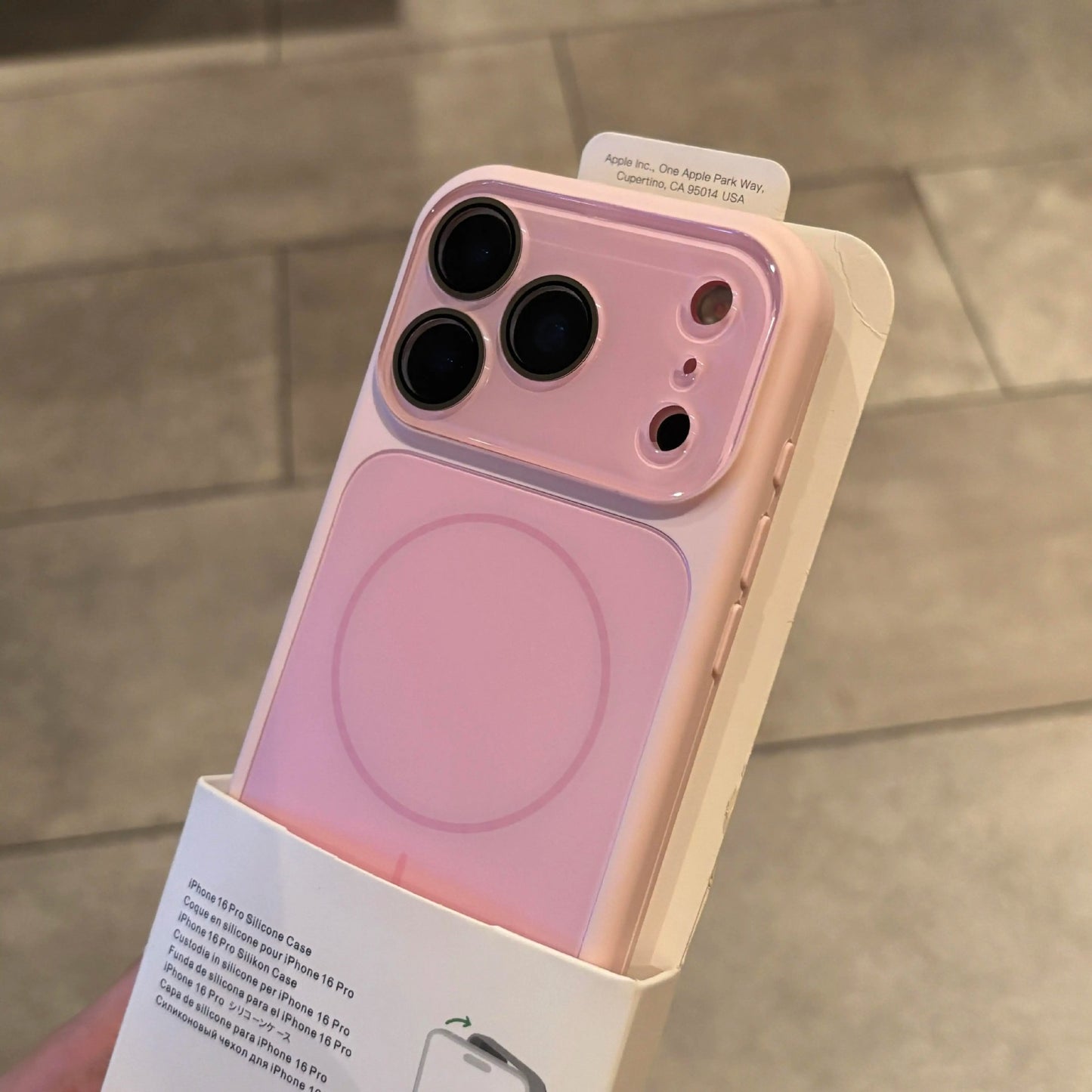 Apple Iphone Magnetic style silicone case (Exclusive)