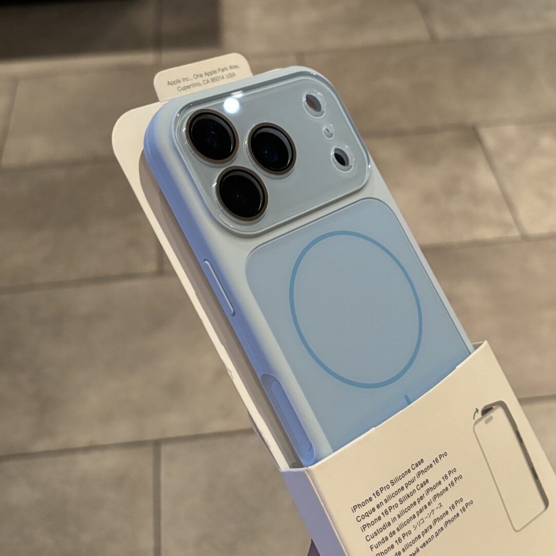 Apple Iphone Magnetic style silicone case (Exclusive)