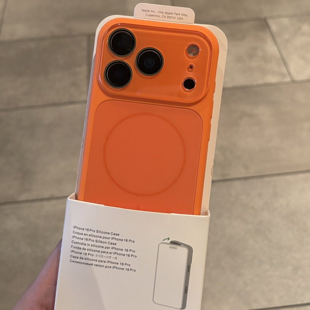 Apple Iphone Magnetic style silicone case (Exclusive)